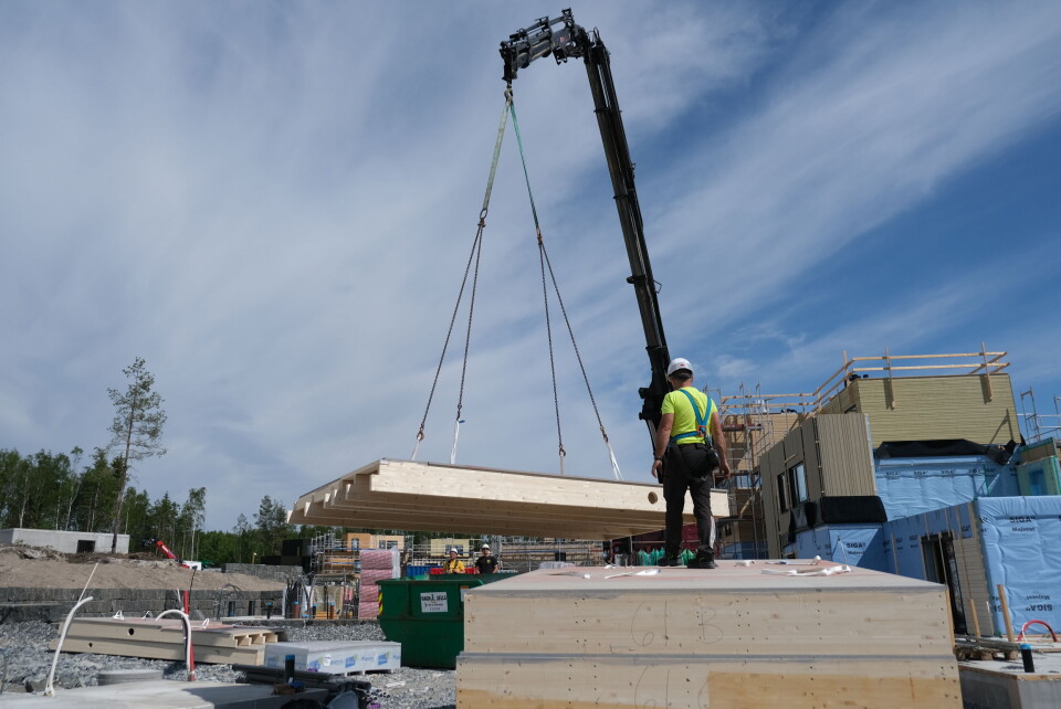 Kranen løfter av elementene før montering. Foto: Marius Lysø