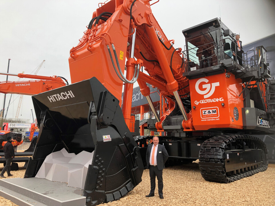 Vegard Gultvedt, konsernkundeansvarlig hos Nasta, foran Hitachi-giganten EX2600.