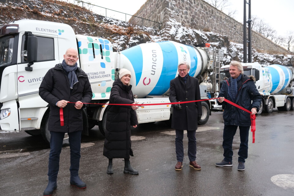 Byråd for miljø og samferdsel, Marit Kristine Vea (Venstre), og byråd for byutvikling, James Stove Lorentzen (Høyre) klippet snoren. Foto: Marius Lysø