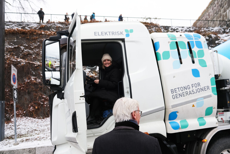 Byråd for miljø og samferdsel, Marit Kristine Vea (Venstre), prøvesitter betongbilen.