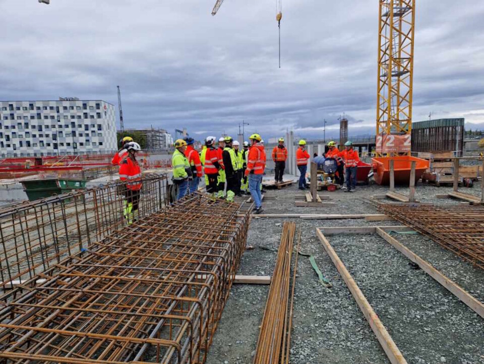 Totalt nærmere 170 skoleelever fra videregående har fått presentert betongfaget og mulighetene der under besøk på Cissi Klein videregående skole som er under bygging. Her er en av elevgruppene på plass. Foto: Veidekke/Byggopp