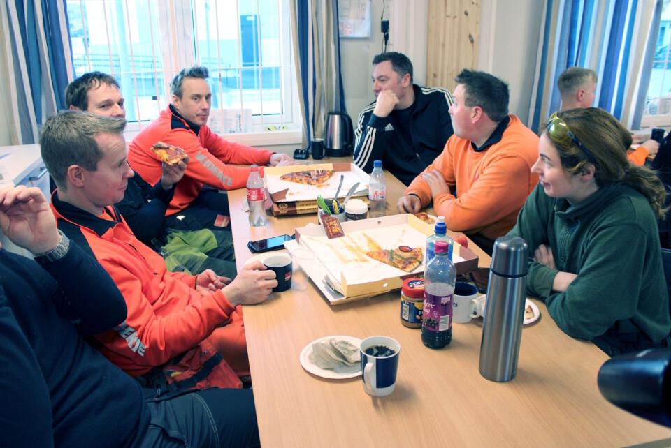 Ansatte fra Veidekke har tatt godt imot skolelevene på besøk. Nylig ble de takket for innsatsen med pizza og kake. Foto: John Inge Vikan.