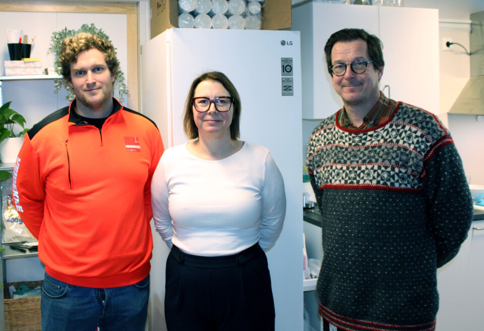Endre Kolbjørnsen (t.v.), Veronica Lyså Knutsen og Thomas Kleveland Berg har stått for det praktiske arbeidet når skoleelevene skulle besøker byggeplassen. Foto: John Inge Vikan.