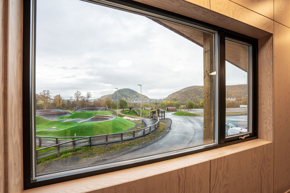 Utsikt mot banene fra servicehuset i Harstad Bikepark. Foto: Espen Indbjør
