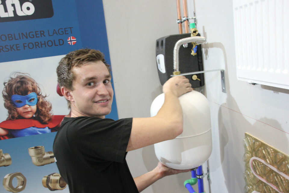 Rørleggerlærling Anund Aas tar svenneprøven på Bygg Reis Deg. Foto: Svanhild Blakstad