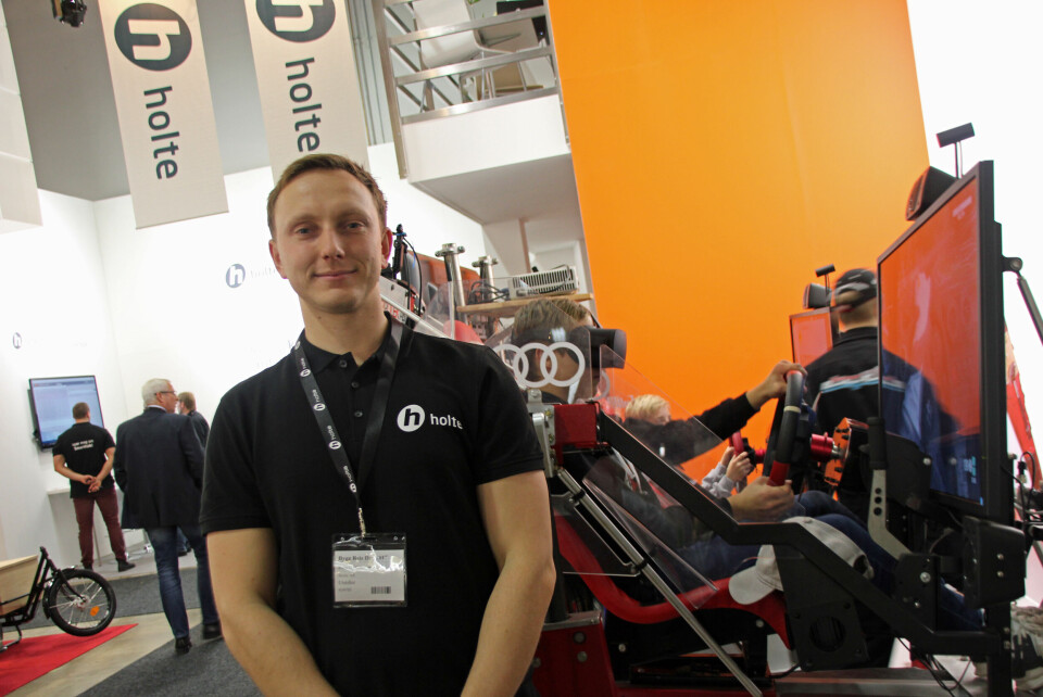 Det var mange som var innom og prøvde bilsimulatoren til Holte AS på Bygg Reis Deg. Foto: Svanhild Blakstad