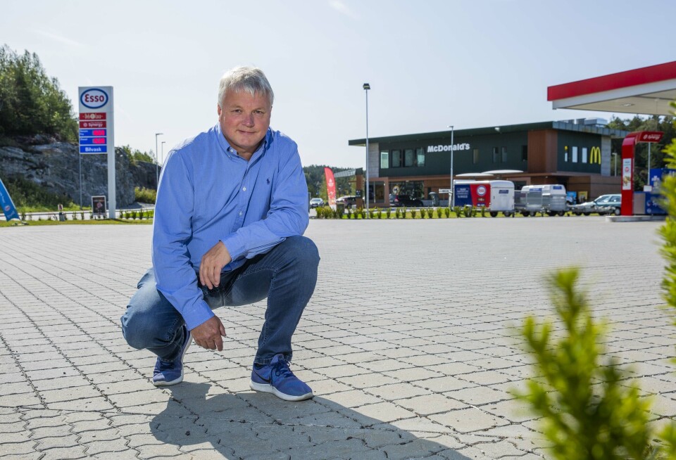 - For oss fungerer det veldig bra, og vi er fornøyd. Det er aldri en vanndam på området og vannet renner bort helt naturlig, sier Martin Grimsrud.