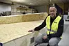 Daniel Ukkelberg viser et ferdig takelement som er produsert ved JaTre.