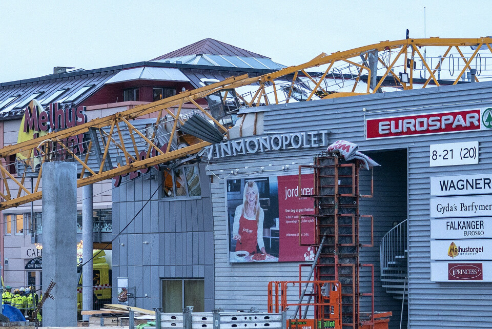 En høy kran veltet fredag over kjøpesenteret Melhustorget i Trøndelag En høy kran veltet fredag over kjøpesenteret Melhustorget i Trøndelag Foto: Gorm Kallestad / NTB