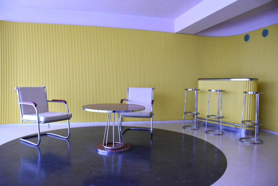 Gult, grønt og blått er farger som går igjen i villaen. Her er hagestuen i Stenersen-villa, med blant annet Korsmos bar.