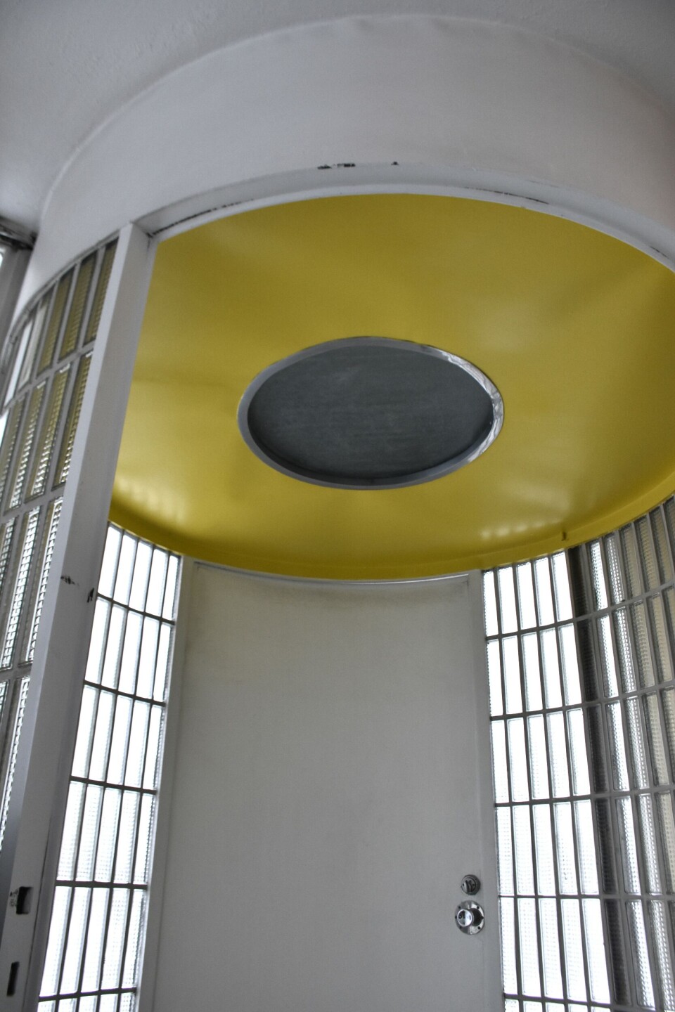 Gult, grønt og blått er farger som går igjen i villaen.