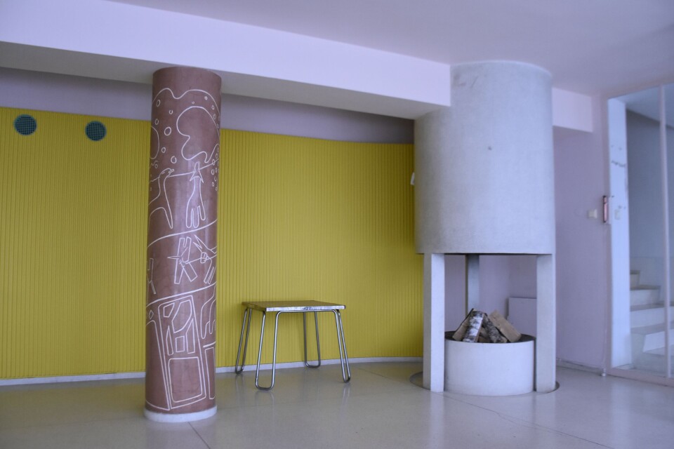 Gult, grønt og blått er farger som går igjen i villaen.