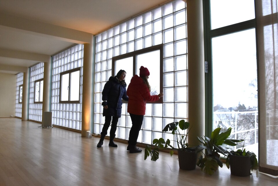 Stenersen-villaen er bygd med både betong og glassbyggerstein, innen- og utendørs søyler og store vindusflater.