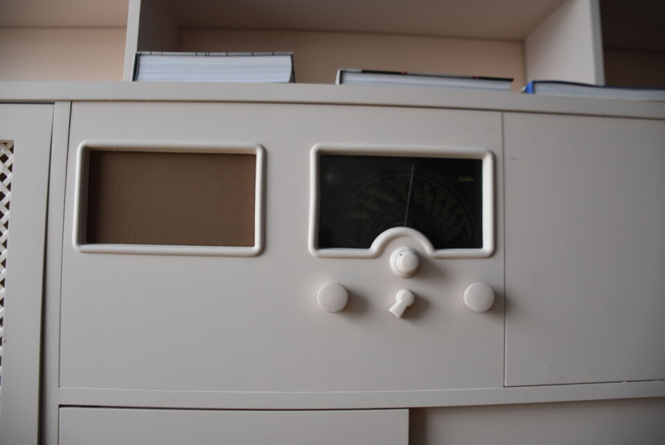 Innebygd radio i biblioteket.