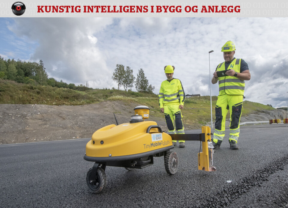 Tiny Surveyor er på jobb på riksvei 4 Roa-Gran, her sammen med fagleder for automasjon Petter Heyerdahl (til venstre) og stikningsleder Morten Dahl Edvartsen, i Zenith Survey.