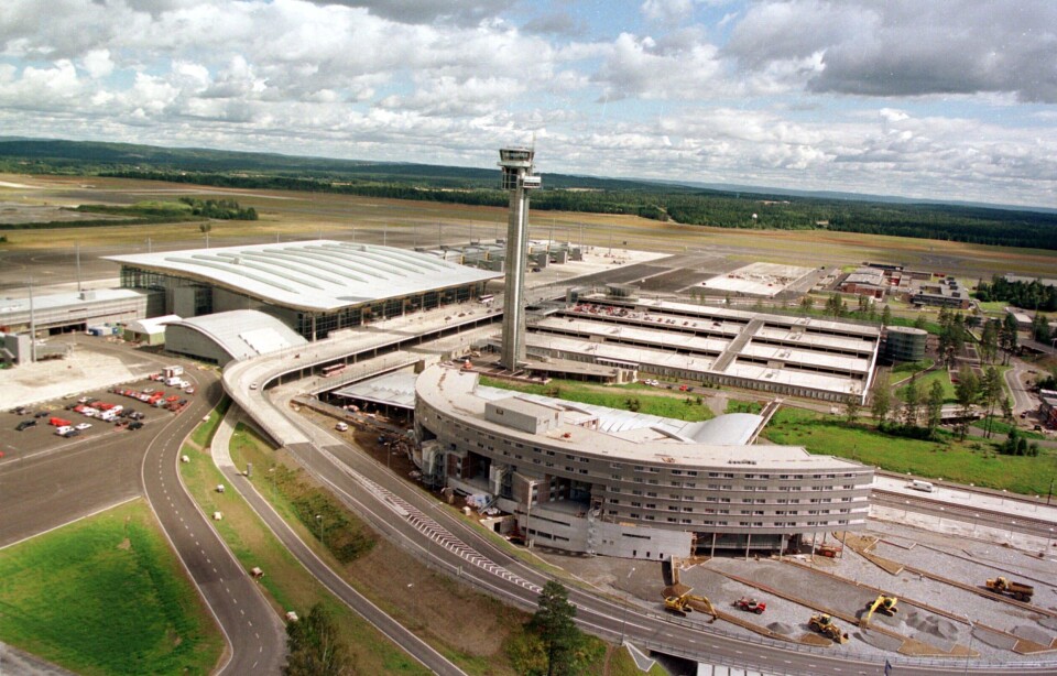 Gardermoen 18 august 1998. Flyfoto av Oslos nye hovedflyplass på Gardermoen, tatt fra sydvest ca. to måneder før den offisielle åpningen 8 oktober 1998.Foto: Knut Falch.