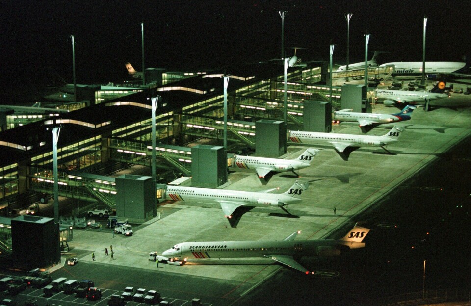 Gardermoen. Første fly. SK 482, SAS flyet som skulle vært det første ordinære ruteflyet som lettet fra Oslo Lufthavn Gardermoen etter den ofisielle åpningen, blir buksert til startposisjon før take-off.Scan-Foto: Gunnar Lier / NTB