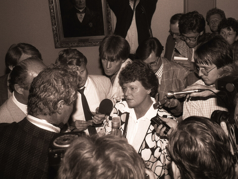 Oslo 19880608: Overraskende stortingsflertall for å bygge hovedflyplass på Hurum. Statsminister Gro Harlem Brundtland omringes av pressefolk etter nederlaget i flyplass-saken i Stortinget 8. juni 1988. L. 19948/E FOTO: Inge Gjellesvik / NTB / NTB Foto: Inge Gjellesvik