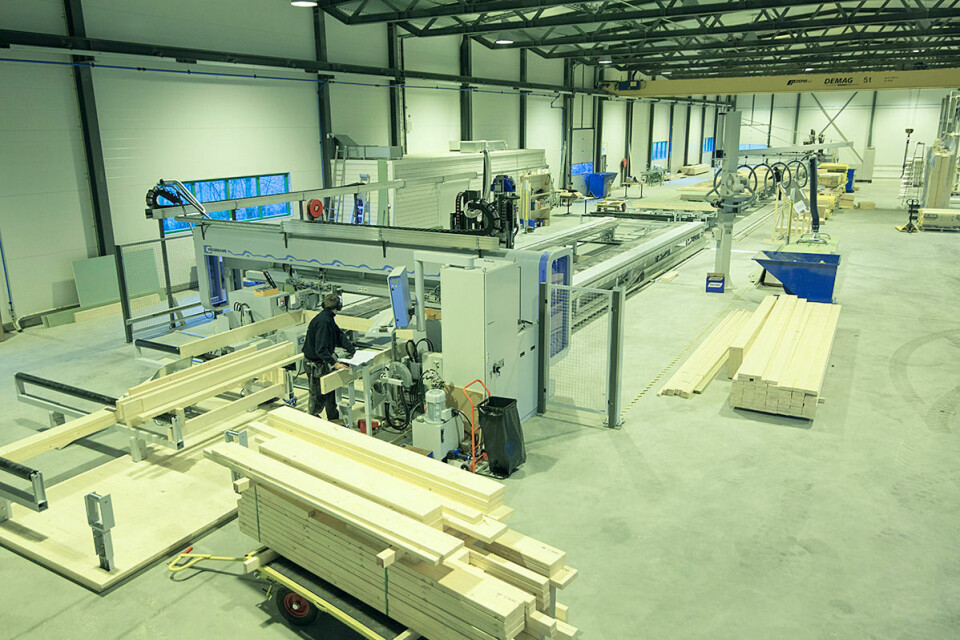 1-2-Tre Elementproduksjon AS har effektivisert produksjonen med ArchiFrame og Weinmann fullautomatisert produksjonslinje som er ca. 125 meter lang. Utstyret avlaster tidligere manuelle operasjoner som gir høyere effektivitet og dermed økt produksjon pr ansatt.
