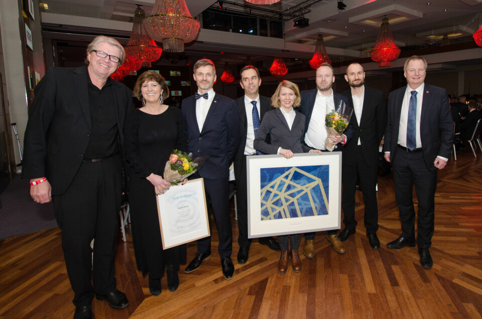 Lars Erik Borge i Itre (fra venstre), Lisbeth Aspås i Sit, Sigbjørn Faane i Veidekke, Minna Riska i MDH Arkitekter, Dagfinn Sagen i MDH Arkitekter, Helge Lunder i MDH Arkitekter og Dag Andresen i Veidekke Entreprenør tok imot prisen for Årets trebyggeri 2016 med Moholt 50|50.
