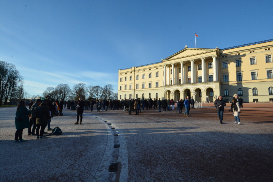 Det var stort oppmøte på slottsplassen da statsminister Erna Solberg (H) presenterte sin nye regjering på Slottsplassen. Foto: Stefan Offergaard