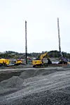 Gravemaskiner installerer kalk/sementpeler med mål om å forsterke grunnen. Foto: Marius Lysø