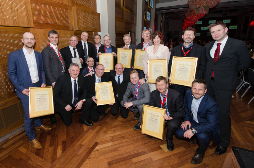 Aktørene bak E6 Frya-Sjoa kunne feire at de vant Årets Anlegg 2016 på Byggegallaen. På bildet: Lars Petter Holen (AF Gruppen), Jan Reite (Aurstad), Nils Ola Hoff (AF Gruppen), Taale Stensbye (Statens vegvesen), Rune Smidesang (Statens vegvesen), Bård Pettersen (ÅF Engineering), Børre Bekkelien (ÅG Engineering), Roger Jenshus (Statens vegvesen), Lars Peder Larsgård (Multiconsult), Svein Røed (Statens vegvesen), Stig Ingar Evje (Implenia Norge), Morten Austad (Multiconsult), Gunnar Jan Valde (Aurstad), Halvard Leren (Implenia), Per Norum Larsen (Johs Holt) og Kristian Dahl (Multiconsult)