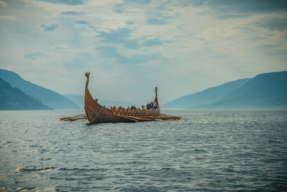 Det 30 meter lange skipet har ikke vært på sjøen siden 2019, men nå planlegges det årlige turer for å få vist fram vikingskipet. Det 30 meter lange skipet har ikke vært på sjøen siden 2019, men nå planlegges det årlige turer for å få vist fram vikingskipet. Foto: Sagastad Vikingsenter.
