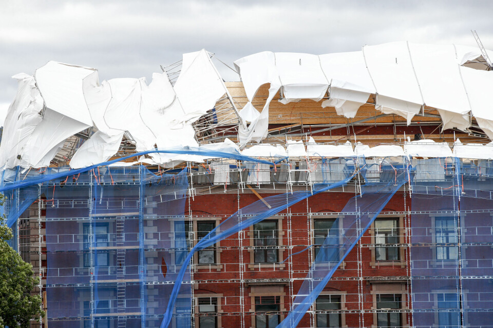Et stillas på Tollboden i Oslo har kollapset i den kraftige vinden i Oslo. Foto: Terje Pedersen / NTB scanpix