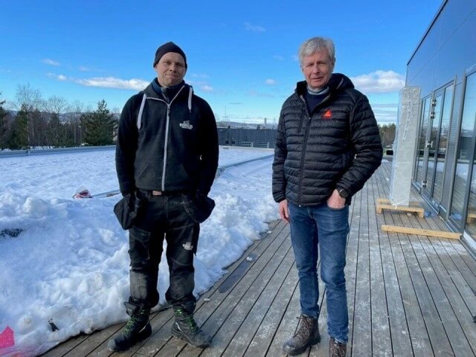 Daglig leder Christopher Flack Åsen i Takentreprenør Nesodden Tak AS (t.v.) og salgsleder Tak i Sika Norge, Ole Fatnes. Klikk for større versjon