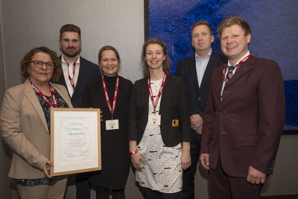 Tove Sandblost (fra venstre), Mathias Berge, Elin Heimark, Heidi Hauen, Peter Fredrik Broch og Thomas Neuhold mottok nominasjon til Årets Trebyggeri for prosjektet Svalbard Folkehøgskole.