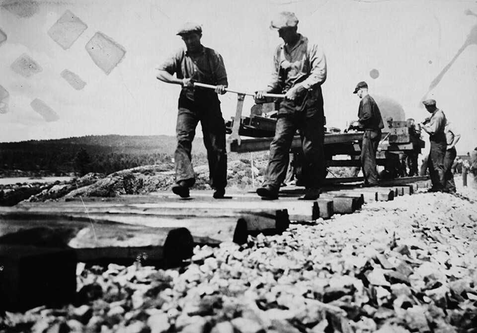 Byggingen av Dovrebanen var en stor jobb, med helt andre hjelpemidler enn dagens entreprenærer disponerer. Foto: Norsk Jernbanemuseum.