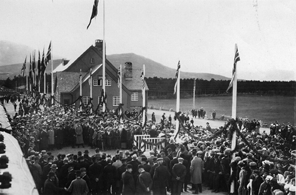 Folksomt på Oppdal stasjon da toget med gjestene til åpningsmarkeringen ankom. Foto: Norsk Jernbanemuseum.