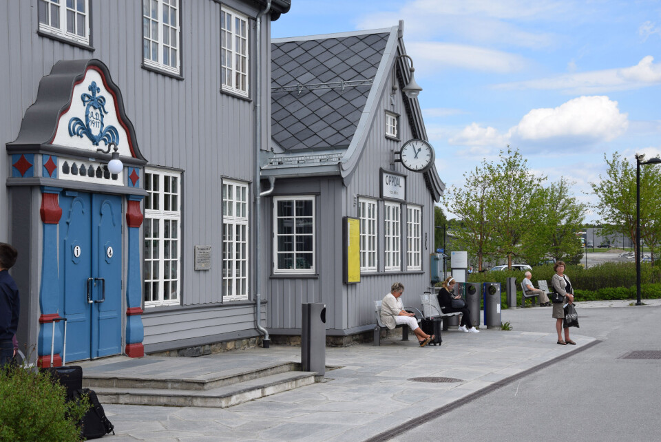 Dagens stasjonsbygning på Oppdal. 100-årsjubileumet markeres på flere av stasjonene mellom Dombås og Trondheim. Foto: Bane NOR.