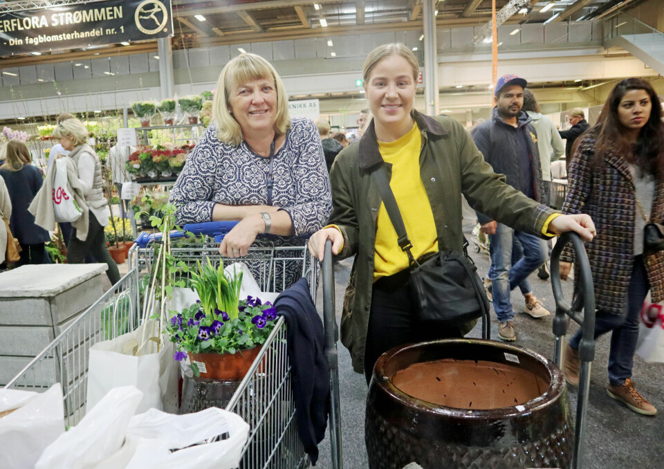 Anne Kristine Sæthre og svigerdatter Kathinka Waaler fra Oslo fylte handlevognene på Hagemessens andre dag. Foto: Svanhild Blakstad