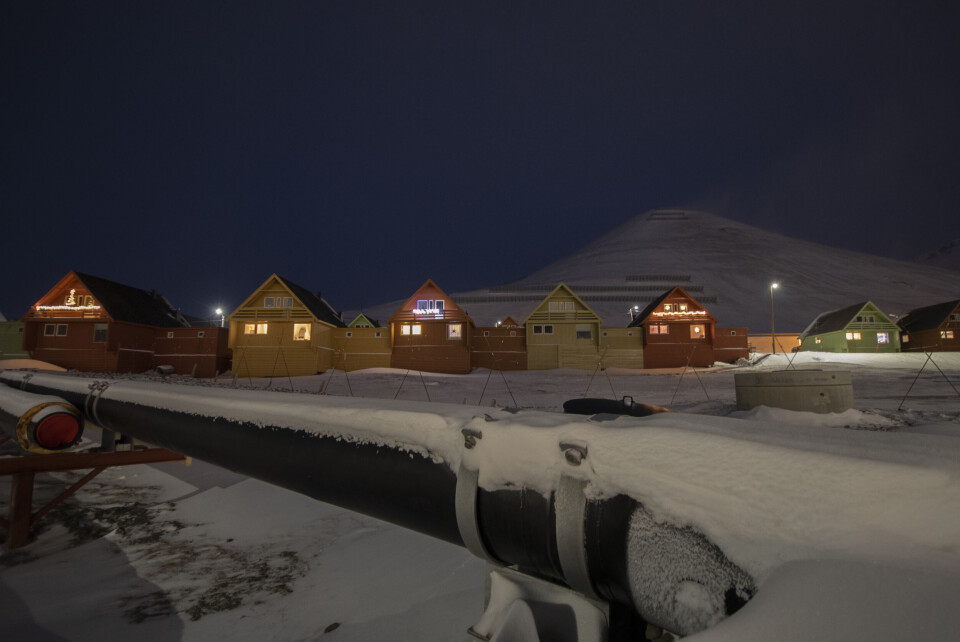 På Svalbard står byggene på peler og all infrastruktur ligger over bakken. Det skaper egne utfordringer. På Svalbard står byggene på peler og all infrastruktur ligger over bakken. Det skaper egne utfordringer.