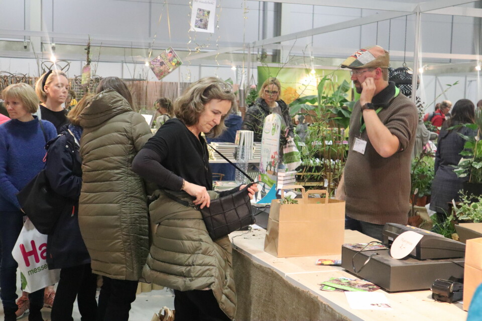 Handelen gikk livlig for seg på standen hos Garden Living. Foto: Svanhild Blakstad