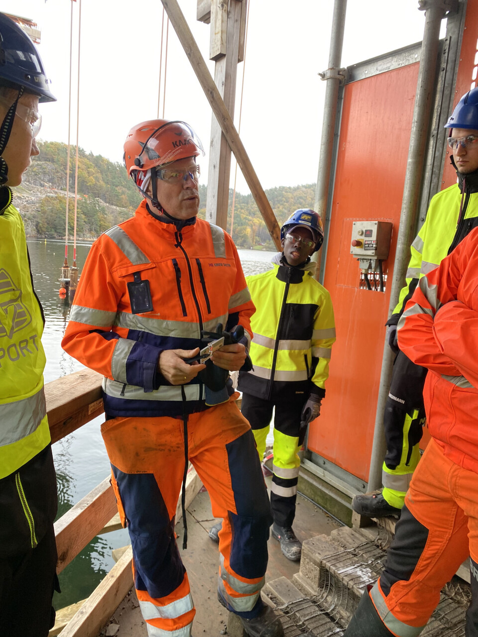 HMS-leder Alf Helgeland i Kruse Smith Anlegg viste elevene rundt på bruprosjektet. Foto: Ida Snemyr