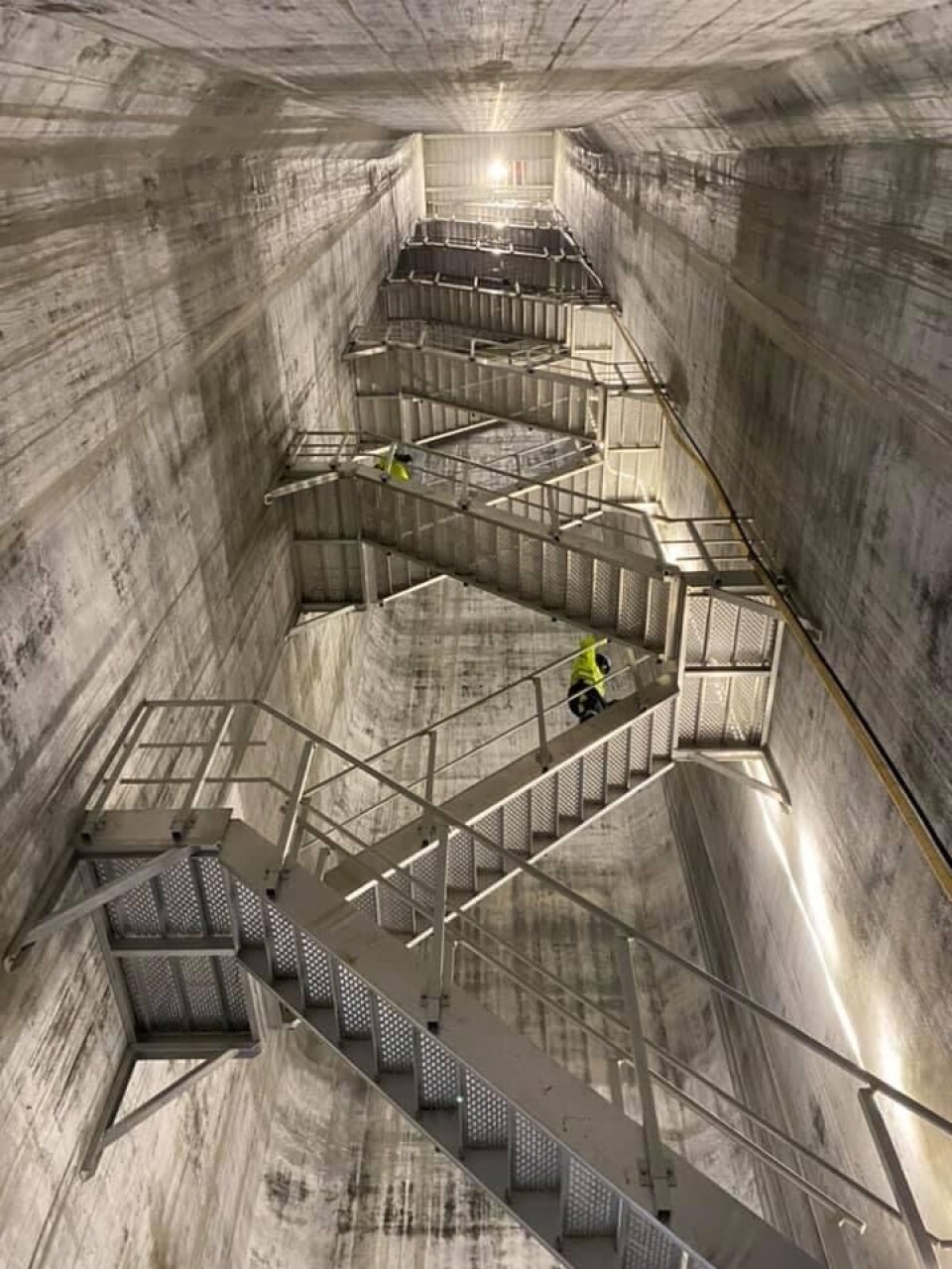 Elevene fikk teste trappetårnet i den ene betongsøylen på Trysfjordbrua. Foto: Ida Snemyr