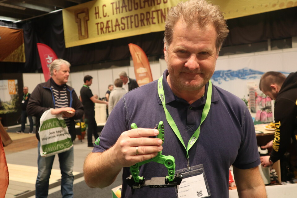 Anders Slemdal sto på stand hos Thaugland og demonstrerte skjult innfesting. Foto: Svanhild Blakstad