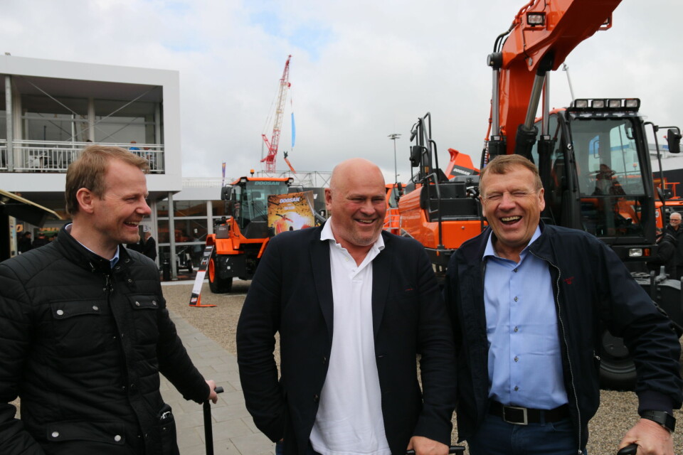 Ole Marius Rosendal (t.v), Albert Kr. Hæhre og Kåre Rosendal var i strålende humør da Byggeindustrien møtte de på Doosan-standen.