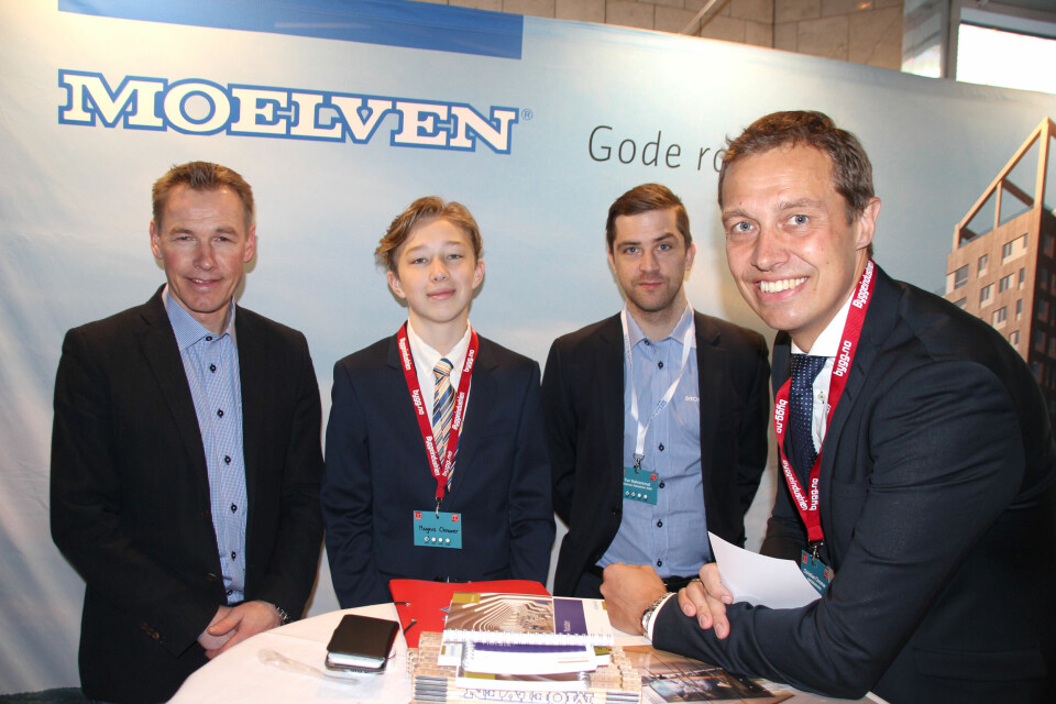 Magnus og Christian Chramer besøker Moelven-stand før åpningen av Byggedagene 14. mars. Foto: Svanhild Blakstad
