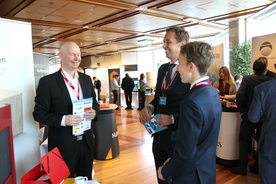 UTSTILLERBESØK: En av oppgavene til ungdomsskoleeleven Magnus Chramer på Byggedagene er å kåre beste stand. Her avlegger han en av de 36 utstillerne et besøk. Foto: Svanhild Blakstad