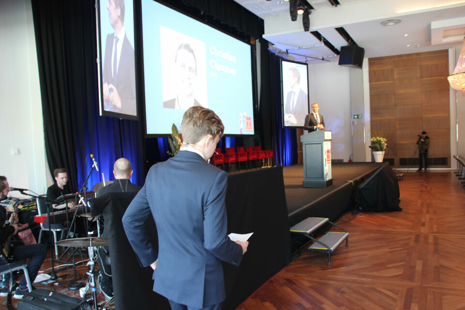 ILDDÅP: Møteleder Christian Chramer inviterer sin sønn Magnus opp på scenen for å Byggedagene 2018. Foto: Svanhild Blakstad