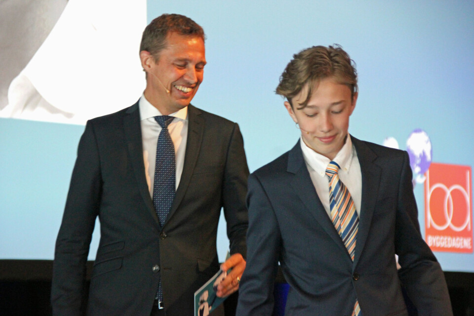 Her har 13-årige Magnus Chramer nettopp introdusert BNL-sjef Jon Sandnes som første taler på Byggedagene. Foto: Svanhild Blakstad