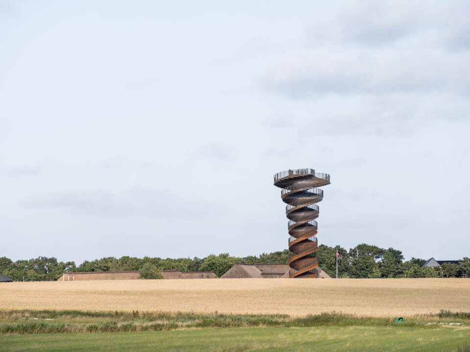 Det skrueformede utkikkstårnet byr på et flott skue over den danske nasjonalparken Vadehavet. Foto: Rasmus Hjortshoj / BIG