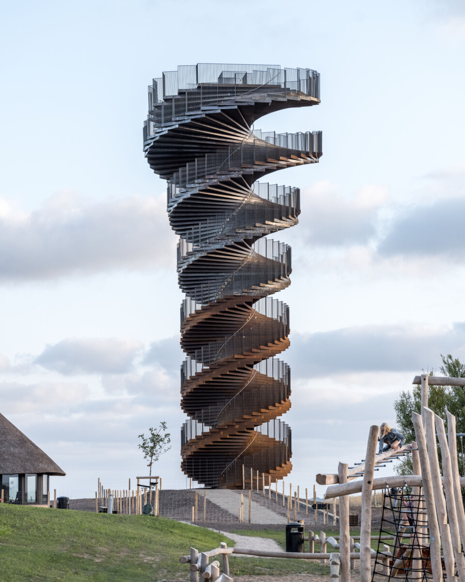 Det skrueformede utkikkstårnet byr på et flott skue over den danske nasjonalparken Vadehavet. Foto: Rasmus Hjortshoj / BIG
