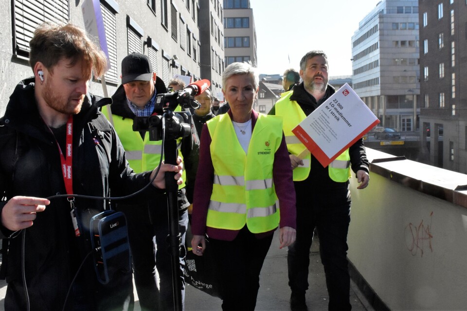LO-leder Peggy Hessen Følsvik møtte mandag streikende bygg- og anleggsarbeidere ved regjeringskvartalet i Oslo.
