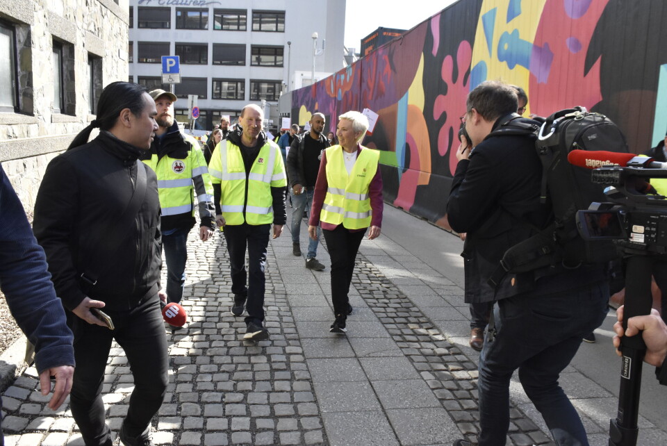 Det ble folksomt ved regjeringskvartalet da LO-lederen dukket opp.