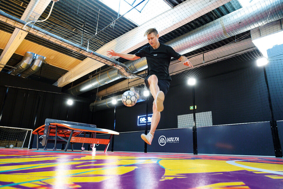 Tobias Brandal Busæt - også kjent som Tobias Becs – er en av verdens beste fotballtriksere. I 2020 har han bygget opp sitt eget senter for gatefotball på Helsfyr i Oslo. Satsningen er også en del av byutviklingen i området i regi av Nordr Eiendom. Foto: Trond Joelson